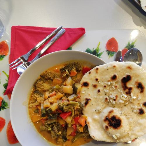 Thai-Gemüsecurry mit Naan Brot