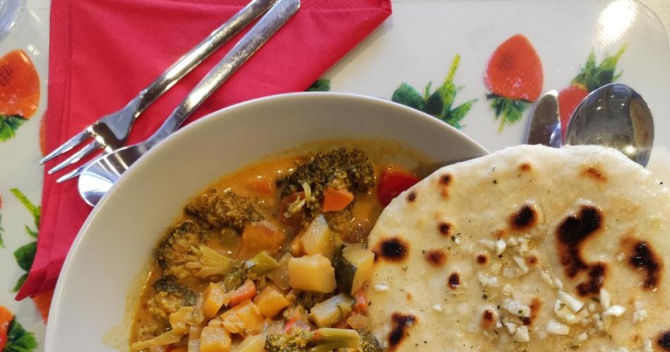 Thai-Gemüsecurry mit Naan Brot