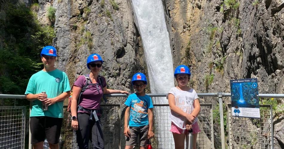 Die Schüler stehen vor dem Wasserfall in der "Lötz" in Zams